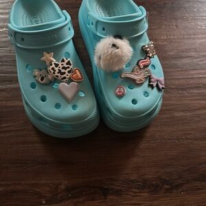 size 7 in women’s wedge crocs with 11 charms